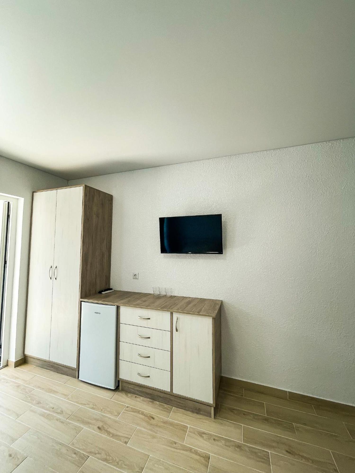 Міні-Готель Turin З Басейном На Кароліно-Бугазі Dış mekan fotoğraf